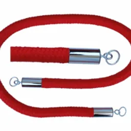Czerwony sznur odgradzający z chromowanymi końcówkami i metalowymi oczkami do mocowania, ułożony w kształt litery U na białym tle.