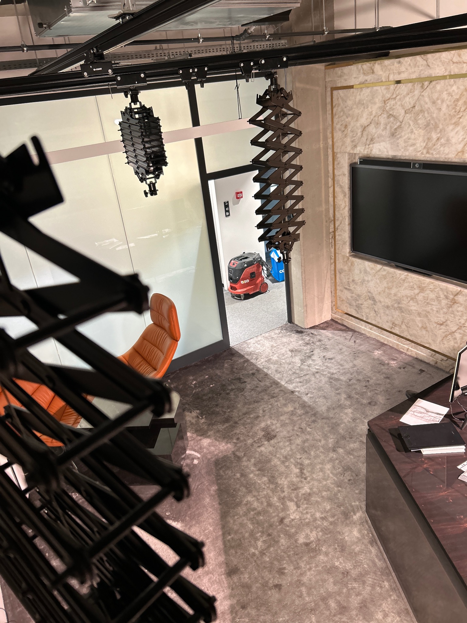 Montaż systemu jezdnego dla osprzętu kamer i oświetlenia studyjnego