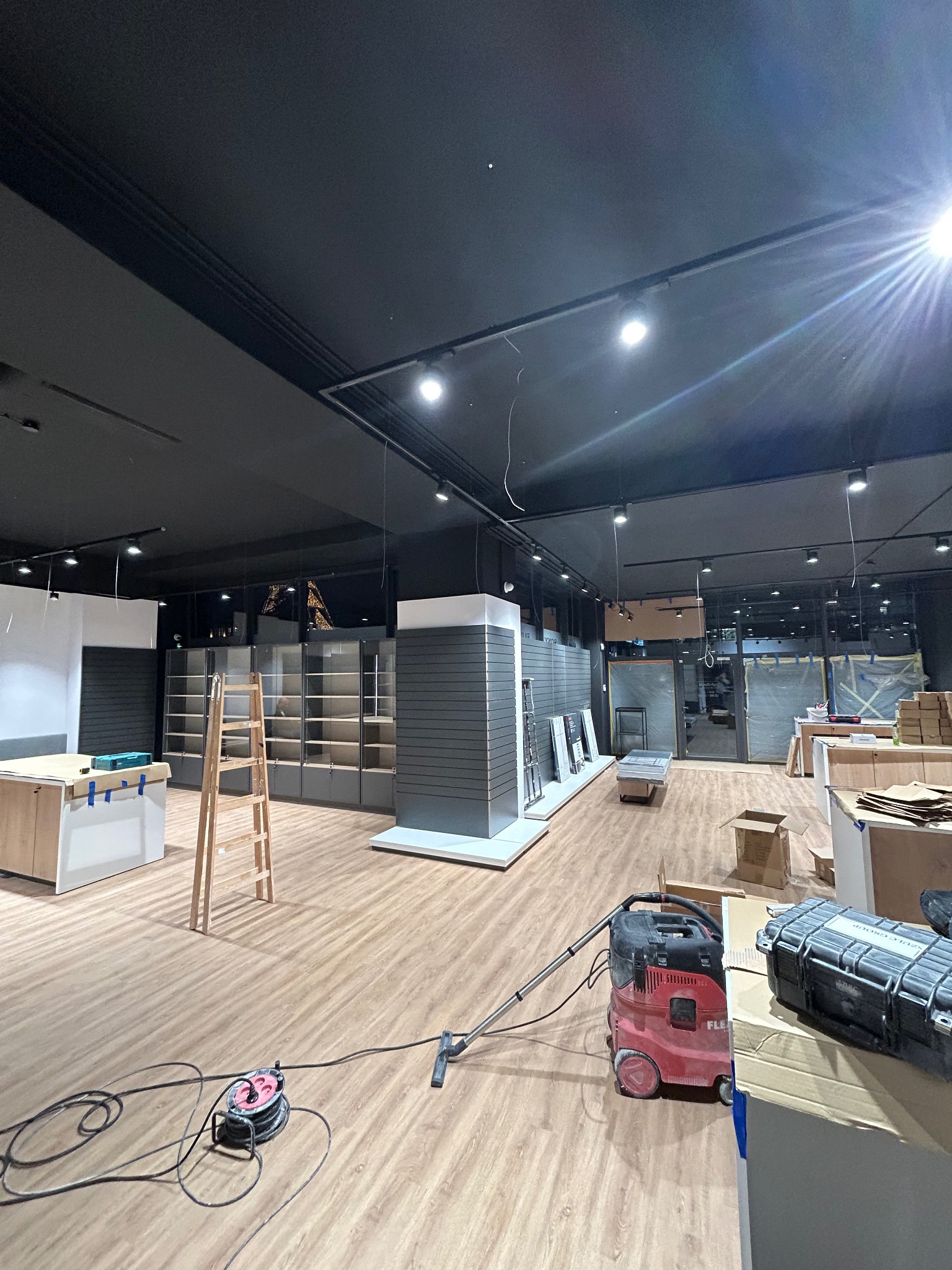 Montaż oświetlenia szynowego