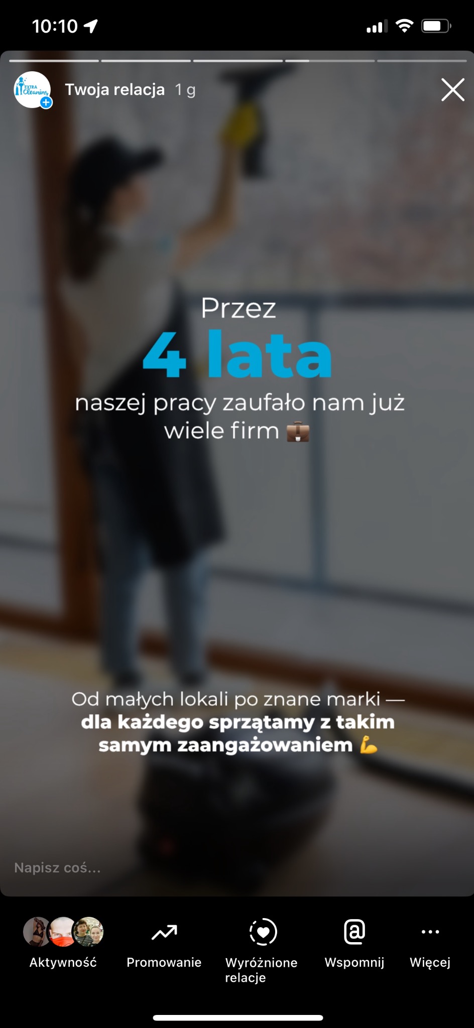 Relacja firmy sprzątającej: kobieta w czapce i fartuchu czyści podłogę, używając mopa. Tekst o zaufaniu wielu firm w ciągu 4 lat.
