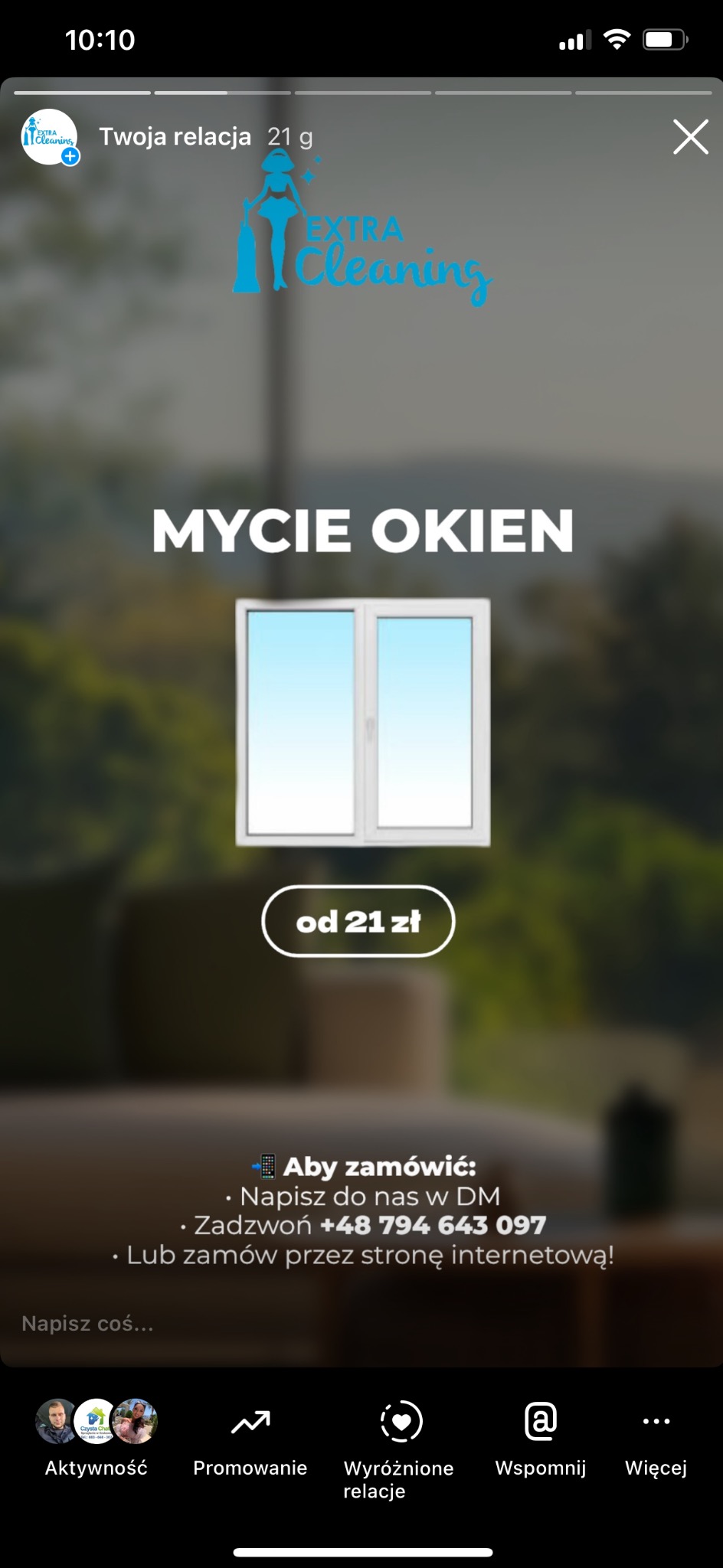 Reklama usługi mycia okien firmy Extra Cleaning z ceną od 21 zł. Kontakt przez DM, telefon lub stronę internetową. Okno z widocznym błękitnym niebem w tle.
