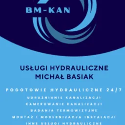 Grafika reklamowa usług hydraulicznych BM-KAN Michała Basiaka z pogotowiem 24/7, udrażnianiem, kamerowaniem kanalizacji i badaniami termowizyjnymi. Kontakt: 573 829 539.