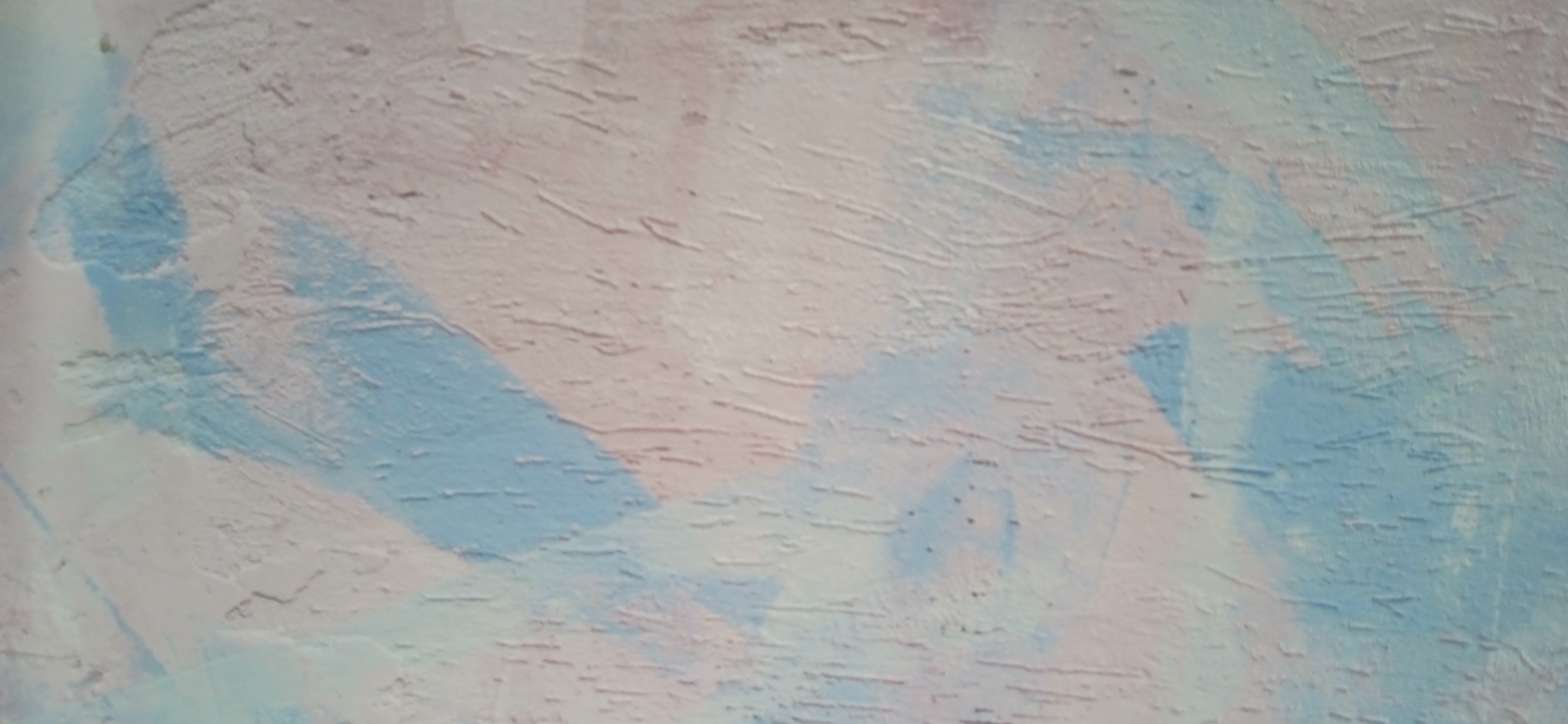 Teksturowana ściana po malowaniu z delikatnymi smugami błękitu i różu, tworząca subtelny, pastelowy efekt dekoracyjny.