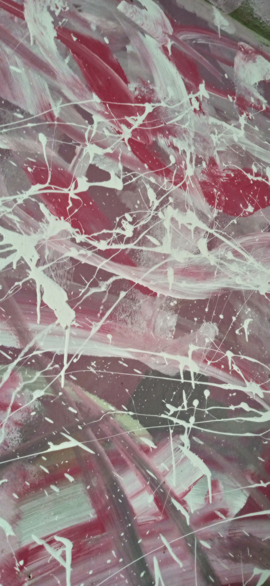 Abstrakcyjna kompozycja malarska: czerwone i szare pasy z białymi plamami, przypominająca ekspresjonistyczne malowanie ścian z efektem 'splash'.