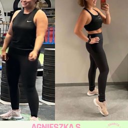 2Habits - Kobieta w legginsach, widoczna sylwetka przed i po odchudzaniu, trzyma telefon. Efekt diety i treningu, widoczne logo firmy. Zmiana sylwetki w 3 miesiące.