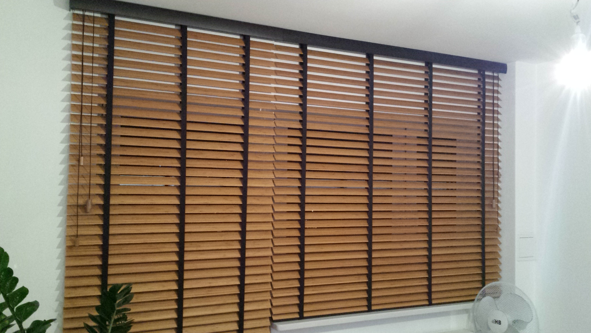 żaluzje drewniane 50 mm na taśmach