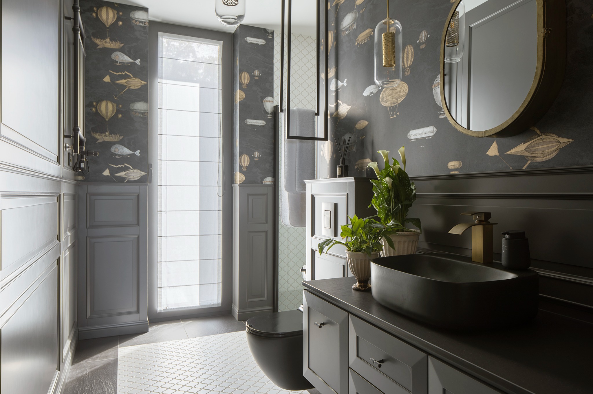 Montaż płytek oraz tapety w łazience. Piękna wnętrze;)