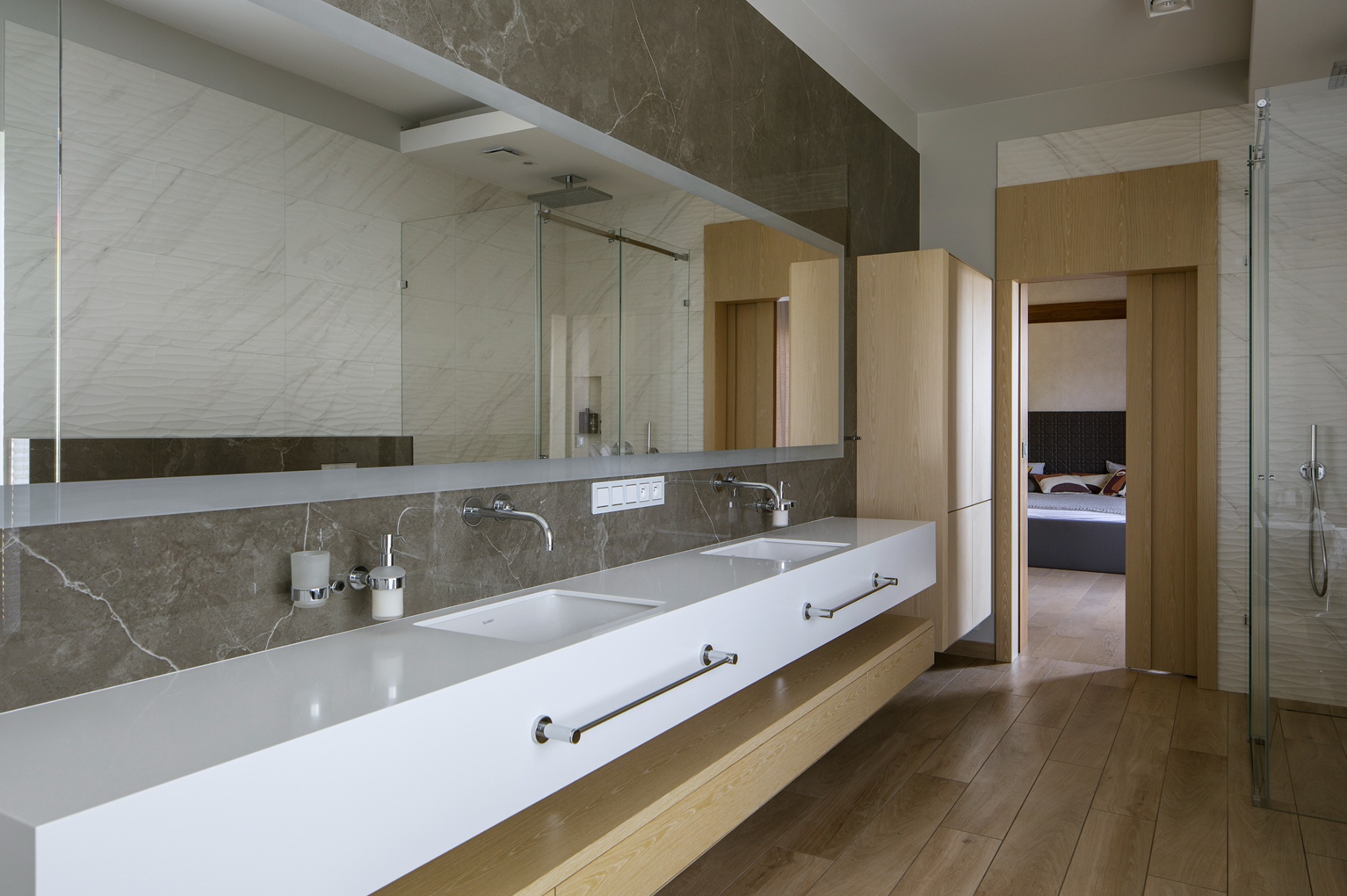 Montaż płytek w łazience, Wszystkie łączenia na 45st. Piękna łazienka;)