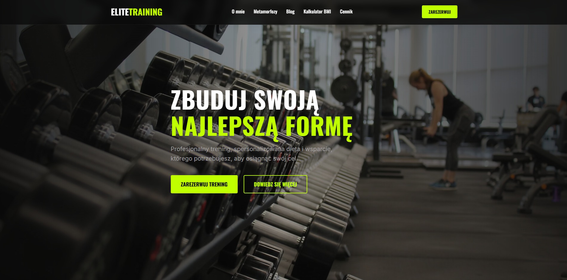 Strona internetowa siłowni w Czernikowie z hasłem 'Zbuduj swoją najlepszą formę'. W tle widoczne regały z hantlami i ćwicząca osoba. Minimalistyczny design.