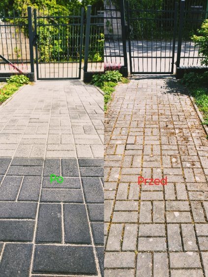 Efekt 'przed i po' mycia kostki brukowej w Puszczykowie. Po lewej czysta, szara kostka, po prawej zabrudzona, porośnięta mchem. Widoczna brama w tle.