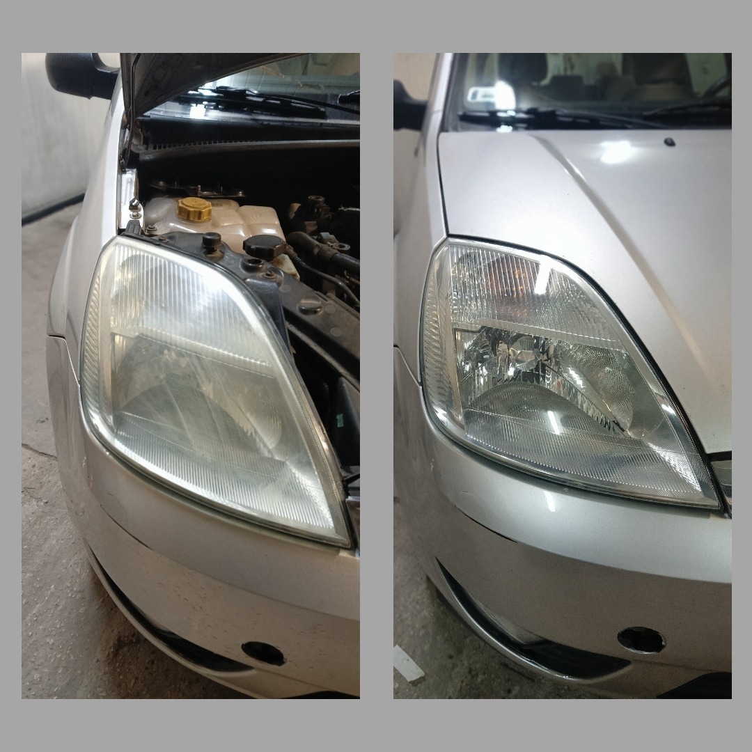 Reflektor samochodowy przed i po czyszczeniu. Po lewej zmatowiały, po prawej - przejrzysty. Widoczne elementy karoserii srebrnego auta.