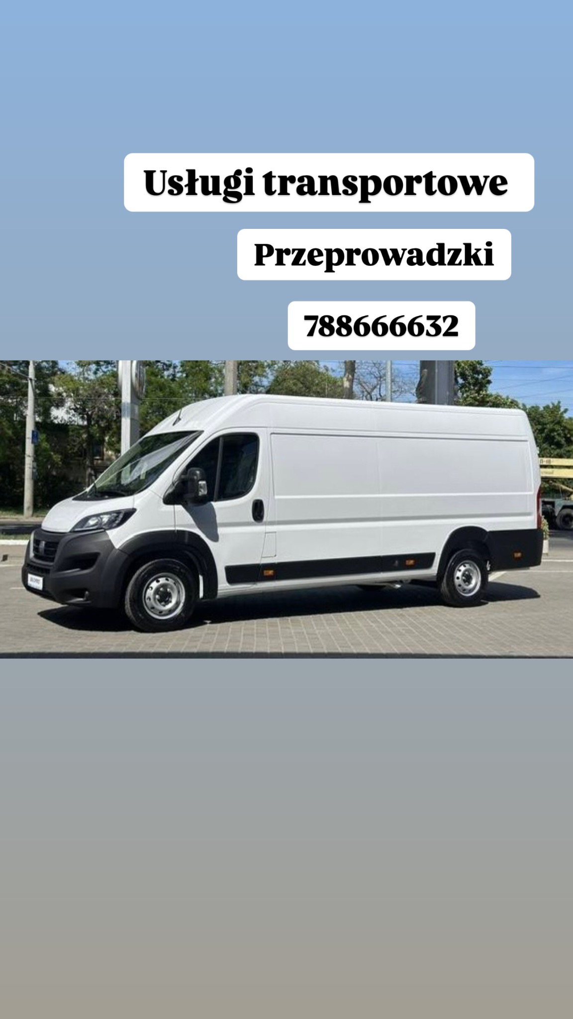 Biały bus dostawczy na tle ulicy, z napisem 'Usługi transportowe Przeprowadzki' i numerem telefonu. Lekko pochylony kadr z drzewami w tle.