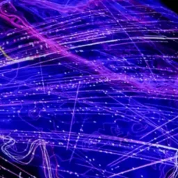 Abstrakcyjna wizualizacja sieci neuronowej na tle kosmosu, z dominującymi odcieniami fioletu i niebieskiego oraz białymi liniami połączeń.