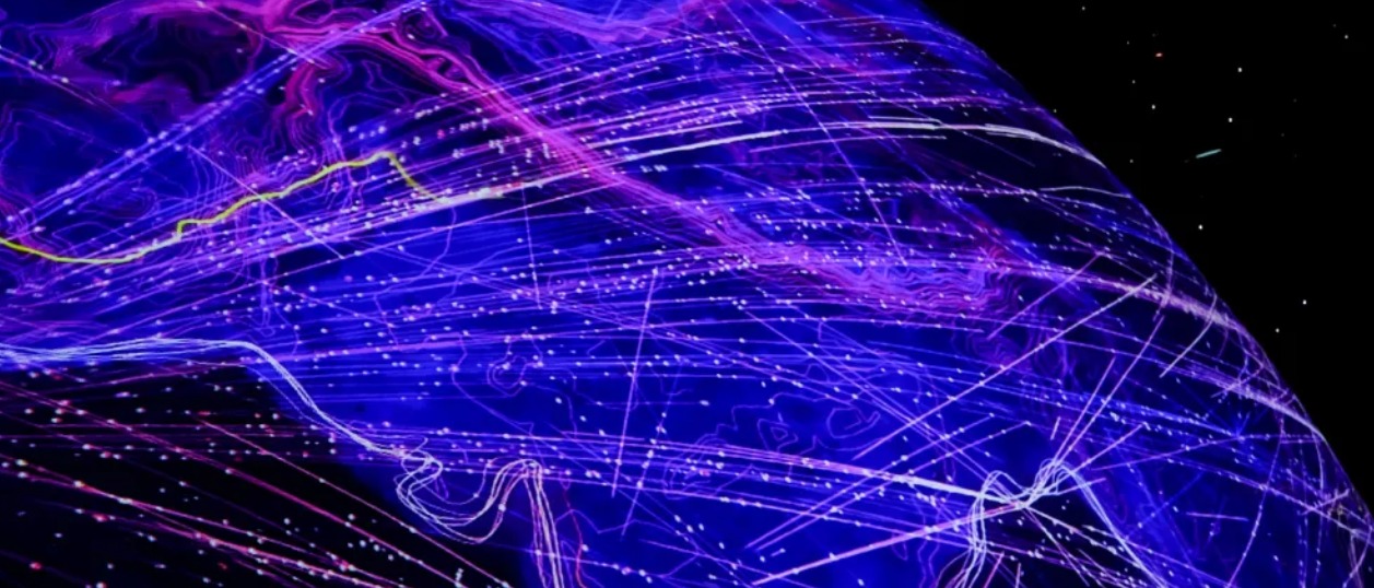 Abstrakcyjna wizualizacja sieci neuronowej na tle kosmosu, z dominującymi odcieniami fioletu i niebieskiego oraz białymi liniami połączeń.