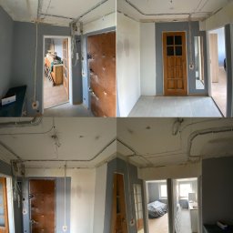 VOLTARES VLADYSLAV NOVOSAD - Remont mieszkania w bloku z wielkiej płyty: widoczne nowe przewody elektryczne na suficie i ścianach, przygotowane podłoże pod malowanie.