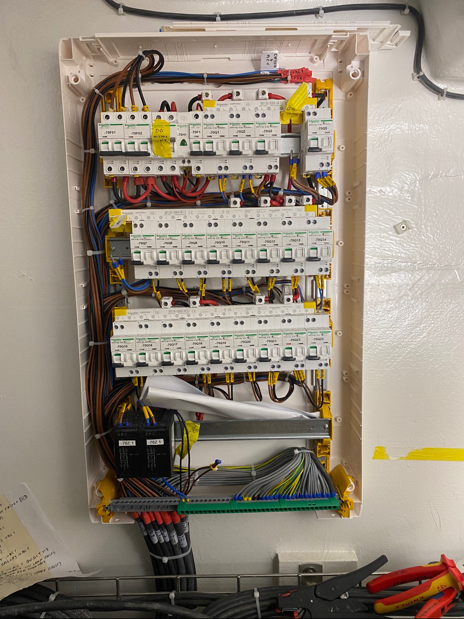 Podłączona szafa AC