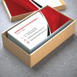 Wizytówka Agnieszki Piotrowskiej, trenera i coacha, w pudełku. Czerwono-biały design z logo, dane kontaktowe: telefon, email, strona www. Elegancki, minimalistyczny styl.