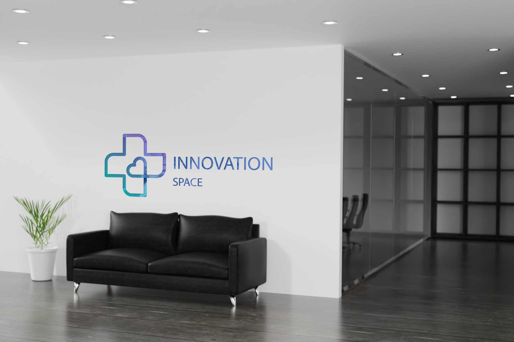 Wnętrze biura z logotypem 'Innovation Space' na ścianie, czarna sofa i roślina w doniczce. Widok na przeszkloną salę konferencyjną. Minimalistyczny design.