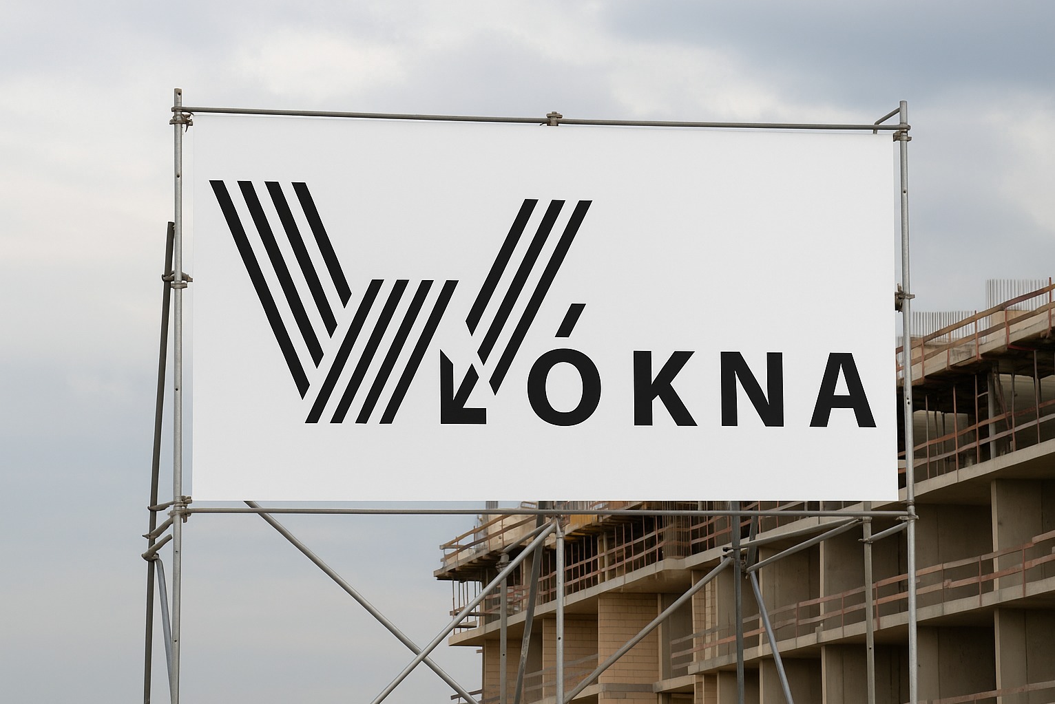 Billboard z czarnym logo 'VŁÓKNA' na białym tle, ustawiony na tle budowy z szarym niebem. Logo w stylu geometrycznym, częściowo zasłania budynek w trakcie wznoszenia.