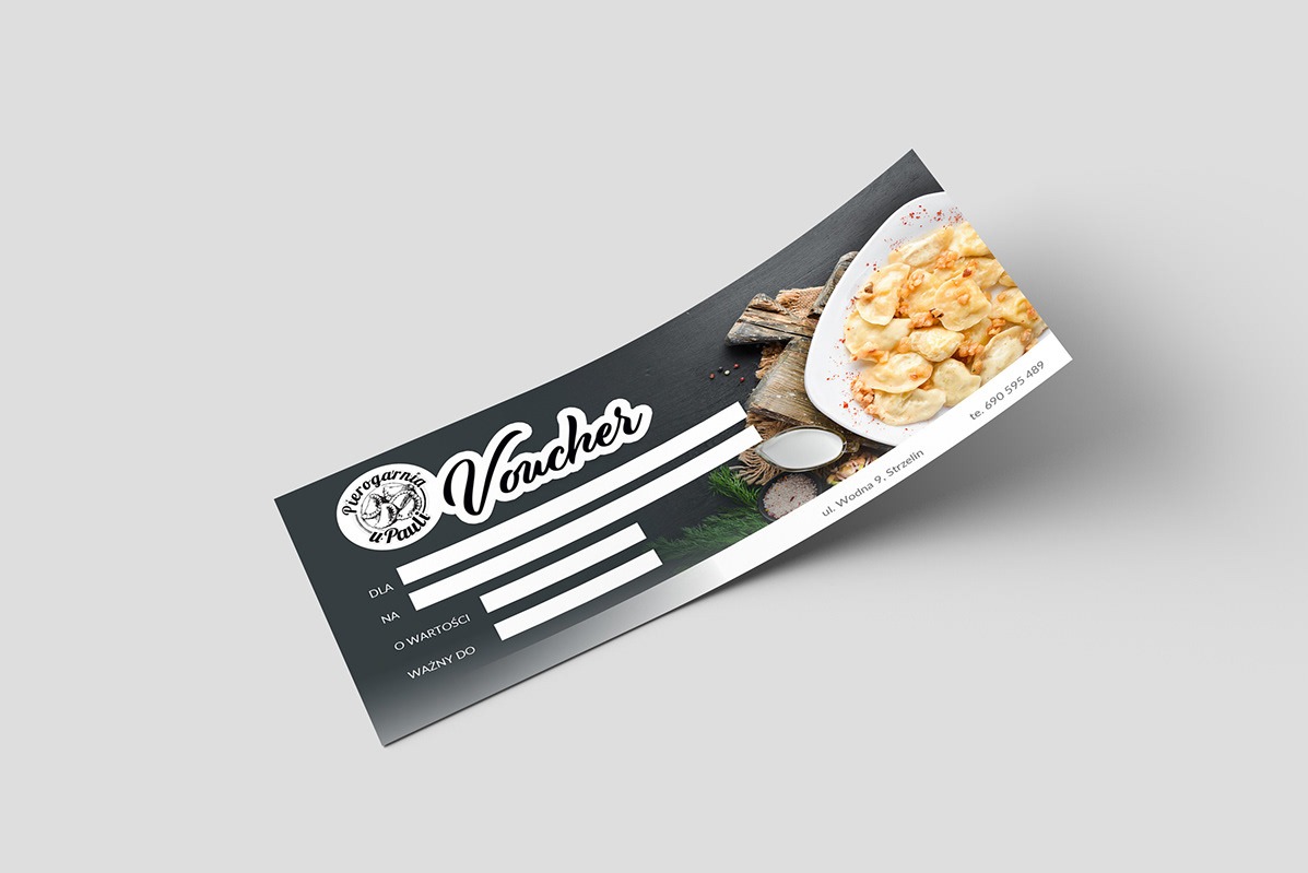 Voucher rabatowy Pierogarni u Paul's z pierogami na talerzu, adres i telefon. Czarno-biała grafika z akcentami kulinarnymi na szarym tle.