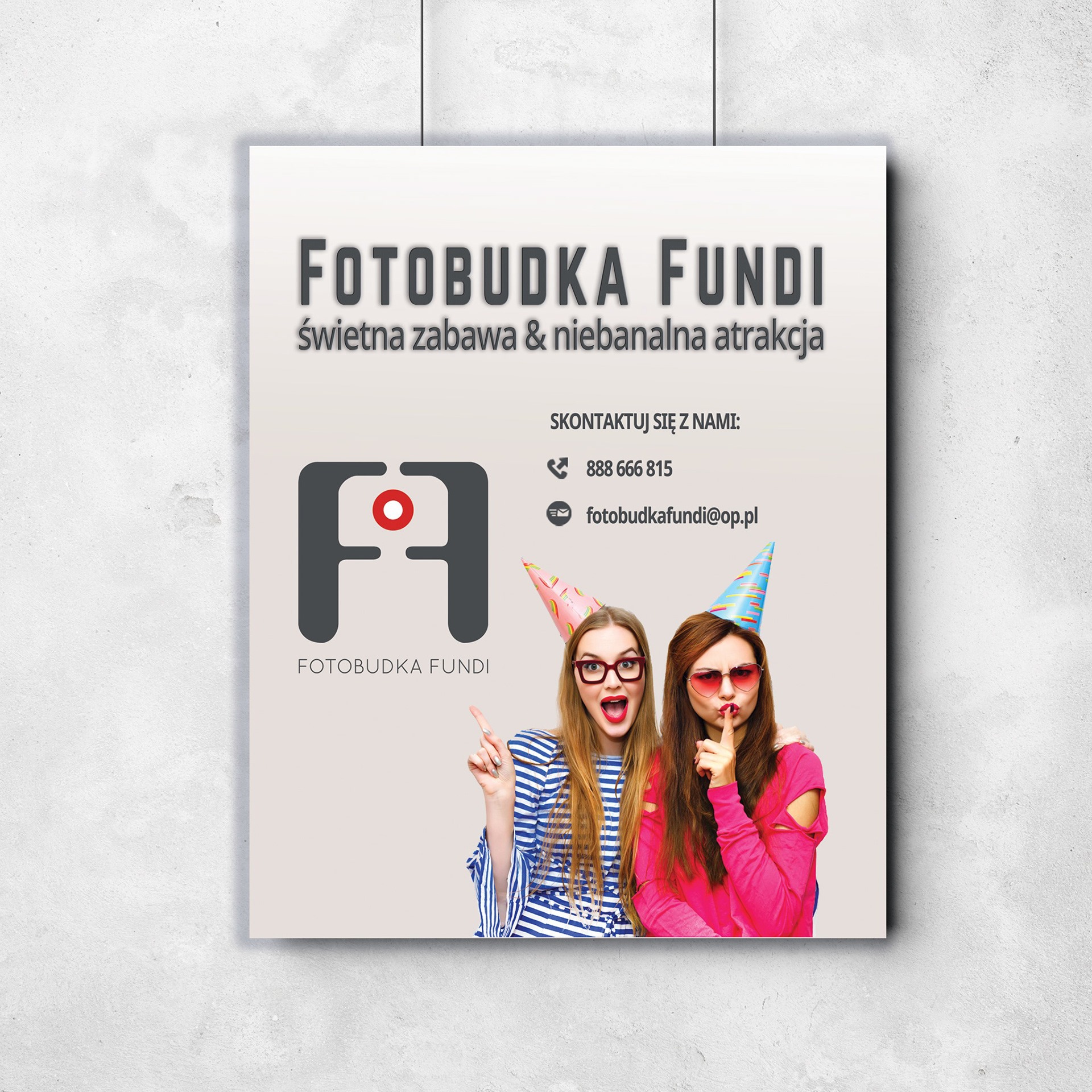 Plakat reklamowy fotobudki 'Fundi' z dwoma roześmianymi kobietami w czapkach urodzinowych, prezentujący logo i dane kontaktowe firmy na tle teksturowanej ściany.