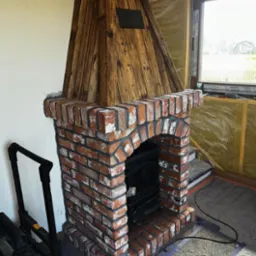 Kominek ze starej cegły piecyk żeliwny wolnostojący