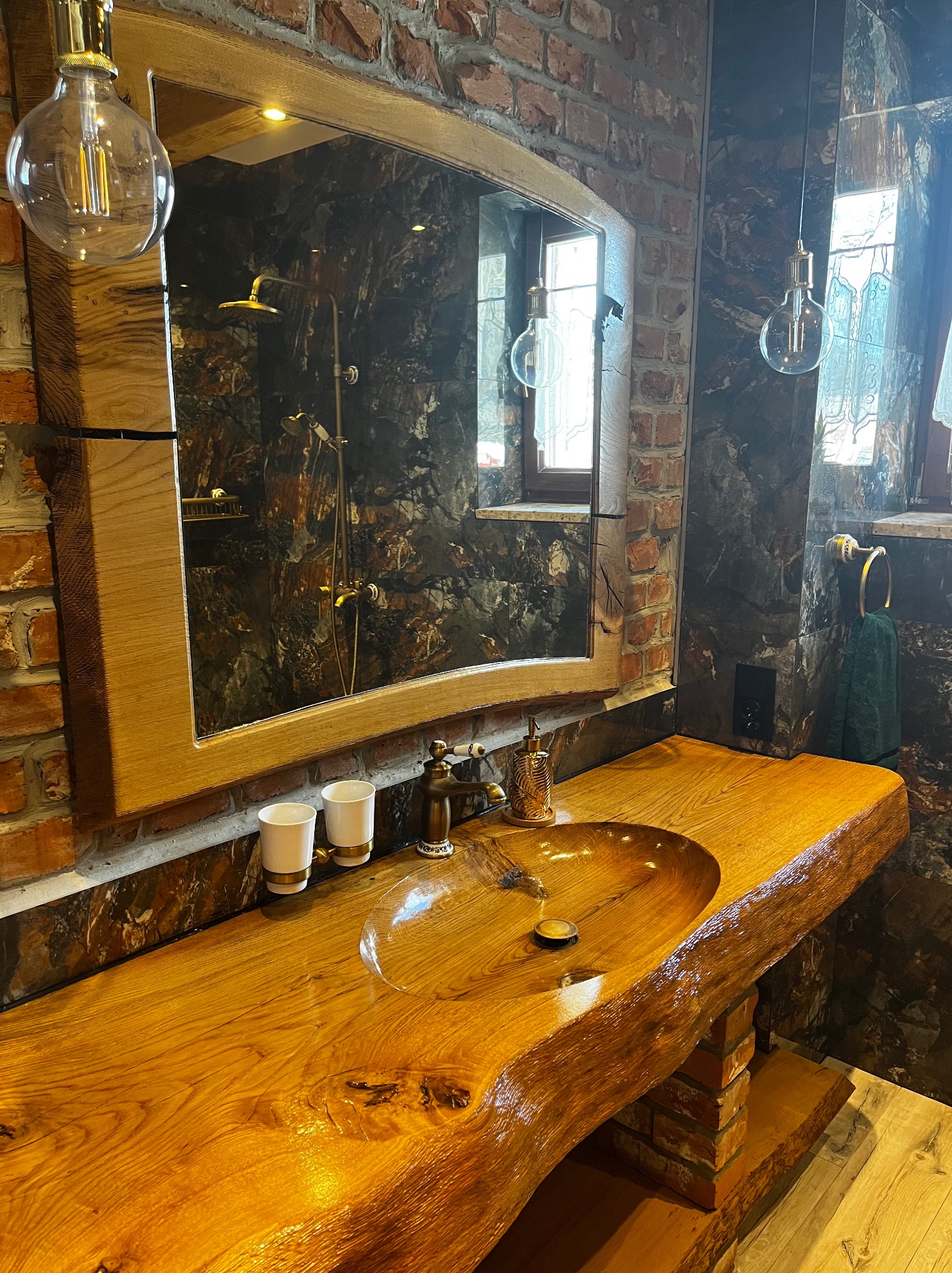 Łazienka. Umywalka w blacie drewnianym dębowym.