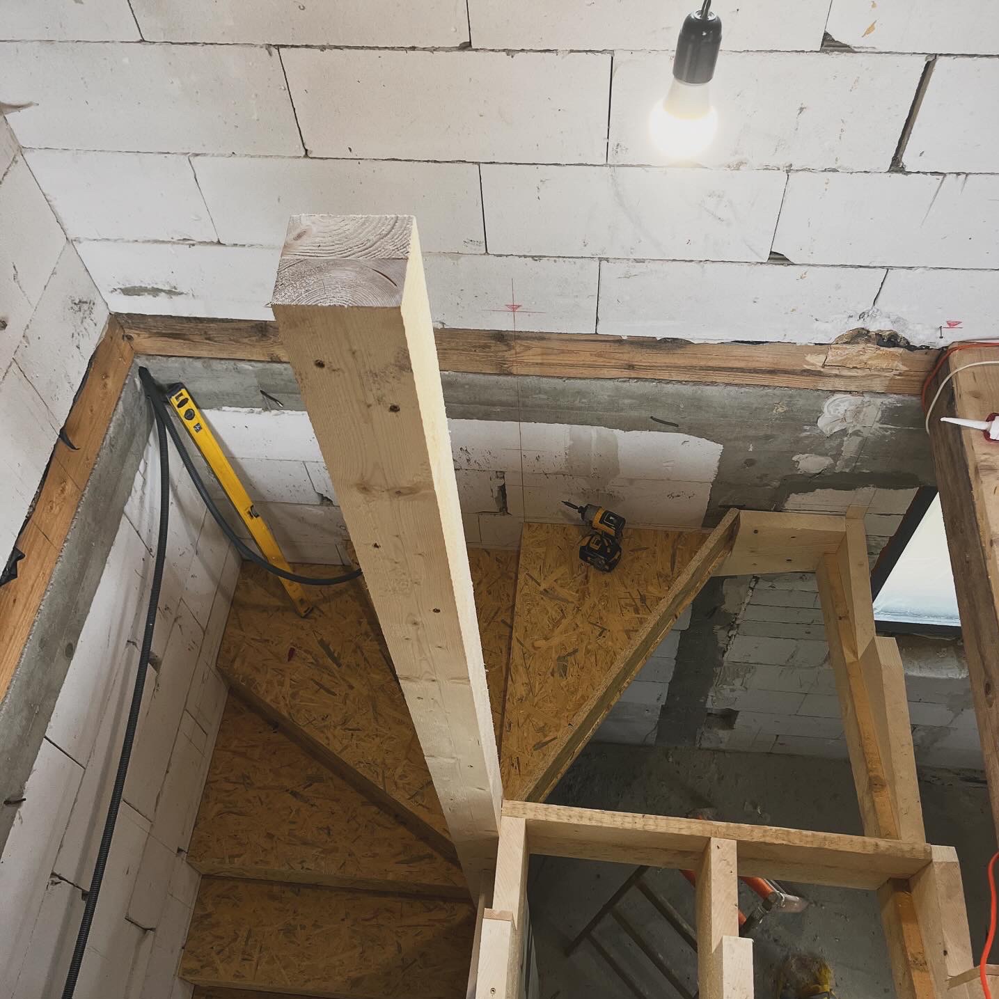 Konstrukcja schodów pod okładzinę drewnianą