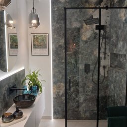 Pat-Bud - Nowoczesna łazienka z kabiną typu walk-in, umywalką nablatową i dekoracyjnymi lampami wiszącymi. Marmurowe płytki i minimalistyczna armatura w czarnym kolorze.
