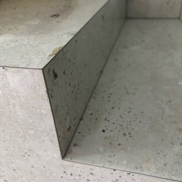 PROremont - Szczegółowe ujęcie wykończonych schodów z jasnego lastryko, z widocznymi krawędziami i fakturą materiału. Minimalistyczny design i precyzyjne wykonanie.