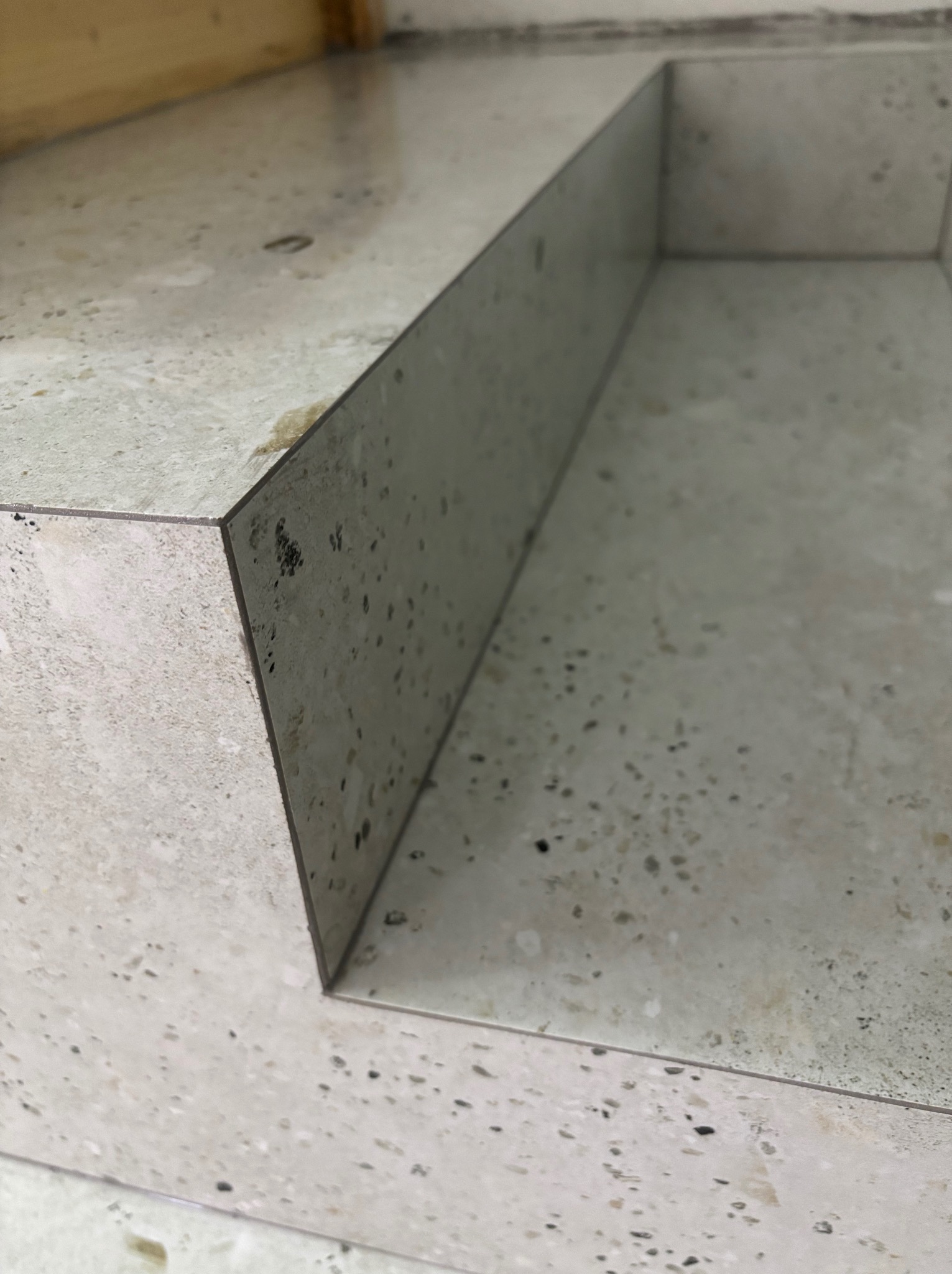 Szczegółowe ujęcie wykończonych schodów z jasnego lastryko, z widocznymi krawędziami i fakturą materiału. Minimalistyczny design i precyzyjne wykonanie.