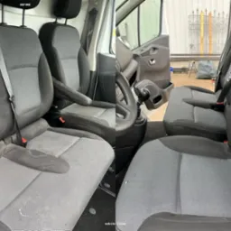 Przed i po: pranie tapicerki samochodowej. Po lewej brudne siedzenia, po prawej czyste, odświeżone. Widoczne detale tapicerki i pasy bezpieczeństwa.