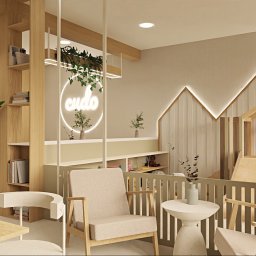 Bjorn Studio Karolina Strzelczyk - Jasne, nowoczesne wnętrze pokoju dziecięcego w Bielsku-Białej. W tle dekoracja ścienna z podświetleniem LED i drewniany domek ze zjeżdżalnią. Wygodne fotele i rośliny doniczkowe.