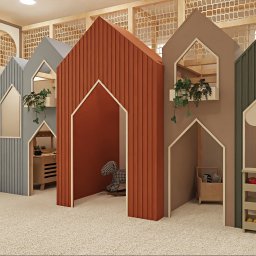 Bjorn Studio Karolina Strzelczyk - Projekt pokoju zabaw dla dzieci z kolorowymi domkami, drewnianą konstrukcją i siatką zabezpieczającą. Widoczne detale wyposażenia i oświetlenie.