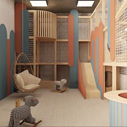 Bjorn Studio Karolina Strzelczyk - Wnętrze pokoju zabaw dla dzieci z drewnianą konstrukcją do wspinaczki, zjeżdżalnią, huśtawką-kokon i regałem z zabawkami w pastelowych kolorach.