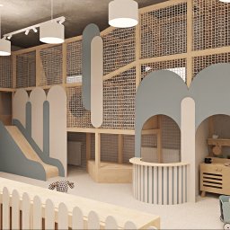 Bjorn Studio Karolina Strzelczyk - Wnętrze pokoju zabaw w stylu skandynawskim: drewniane konstrukcje, siatki, zjeżdżalnia, mała kuchnia i zabawki. Delikatna kolorystyka, miękkie światło.