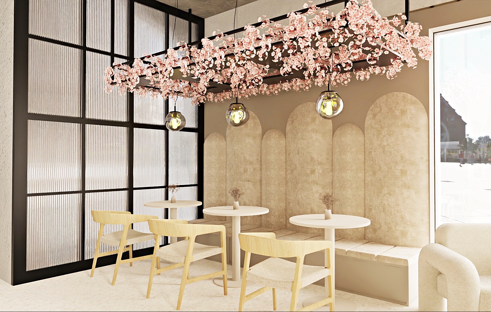 Beżowe wnętrze kawiarni z kwiatową dekoracją sufitu, okrągłymi stolikami i drewnianymi krzesłami. Duże okno z czarną ramą i dekoracyjne panele ścienne.