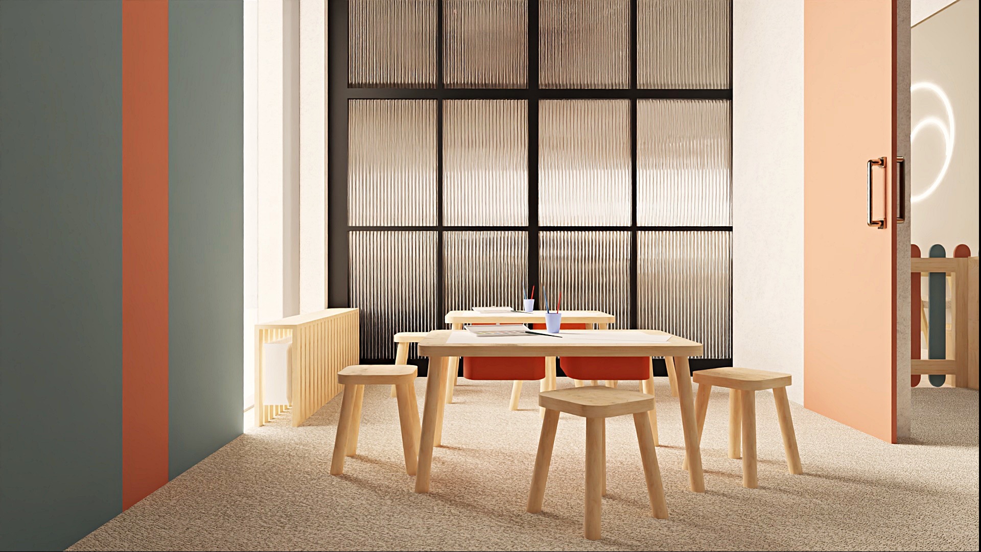 Pastelowe wnętrze pokoju dziecięcego z drewnianymi stolikami i krzesłami, na tle ściany w geometryczne wzory i okna z teksturowanego szkła.