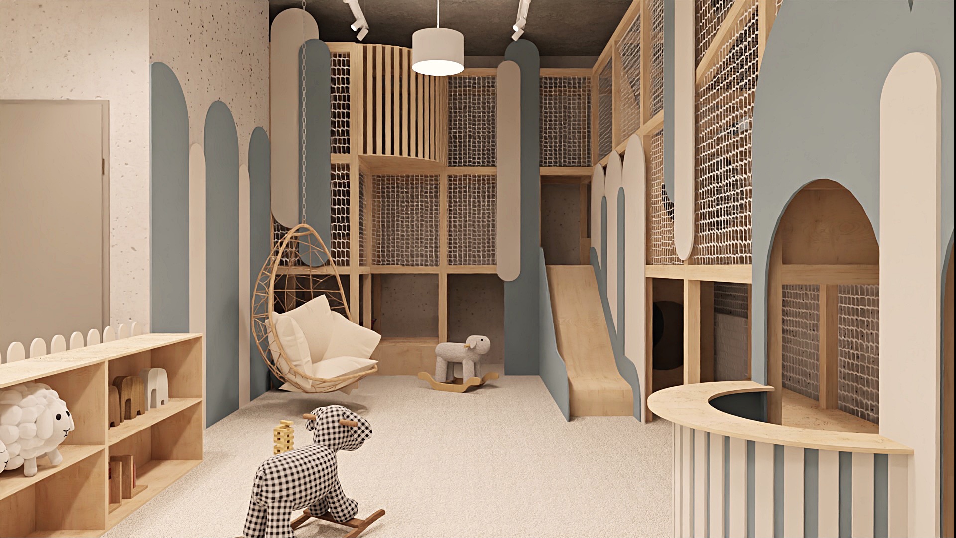 Wnętrze pokoju zabaw dla dzieci z drewnianą konstrukcją do wspinania, huśtawką-kokonem, zjeżdżalnią i meblami w pastelowych kolorach. Widoczne zabawki: owca na biegunach.