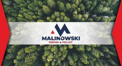 Logo firmy Malinowski Tartak & Pellet na tle lasu iglastego z lotu ptaka, z czerwonymi akcentami po bokach. Grafika reklamowa.
