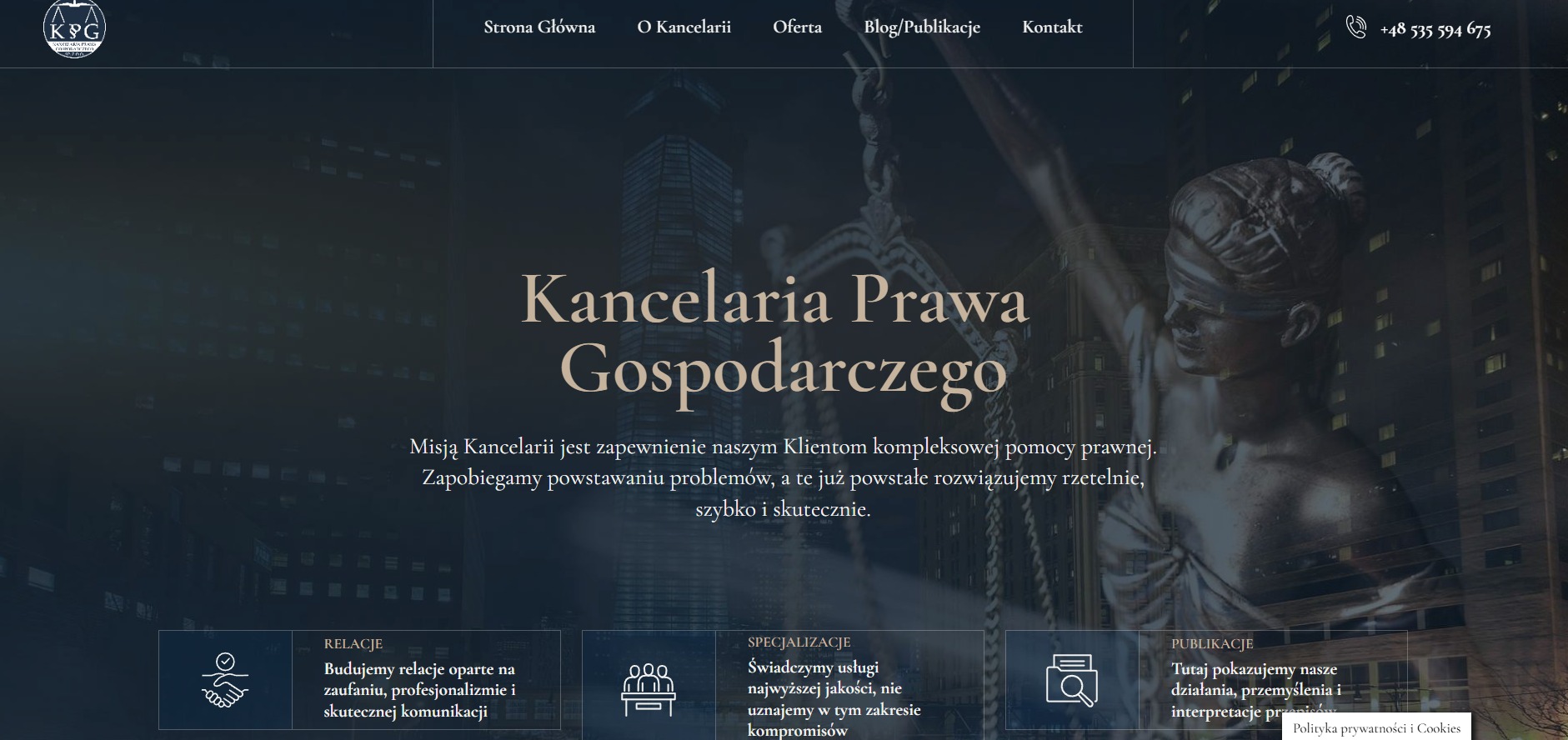 Strona internetowa Kancelarii Prawa Gospodarczego z ciemnym tłem drapaczy chmur i posągiem Temidy. Widoczne menu, misja kancelarii i sekcje relacji, specjalizacji, publikacji.