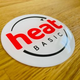 Naklejki wypukłe 3D zalewane na całej powierzchni. Doskonały sposób na efektowne i trwałe logo do oznakowania niejednego produktu.