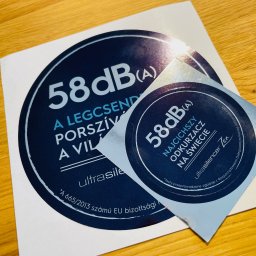 Naklejki drukowane na folii srebrnej, wykonane w pojedynczych użytkach. Doskonałe do rozdawania oraz łatwe do ręcznej aplikacji.