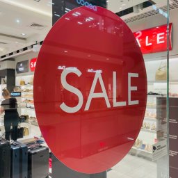 Naklejki wielkoformatowe do zastosowania galeriach, salonach sprzedaży i sklepach wielkopowierzchniowych do sezonowej aplikacji na szybach i witrynach. Doskonała forma reklamy i informacji o aktualnej promocji.