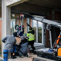 Montaż konstrukcji HST przy pomocy robota do szklenia