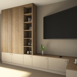 Dorota Pietrzykowska Usługi CNC i Stolarskie - Nowoczesna szafa z drewnianymi lamelami i otwartymi półkami, wkomponowana w zabudowę RTV z jasnymi frontami. Minimalistyczny design, ciepła kolorystyka, oświetlenie naturalne.