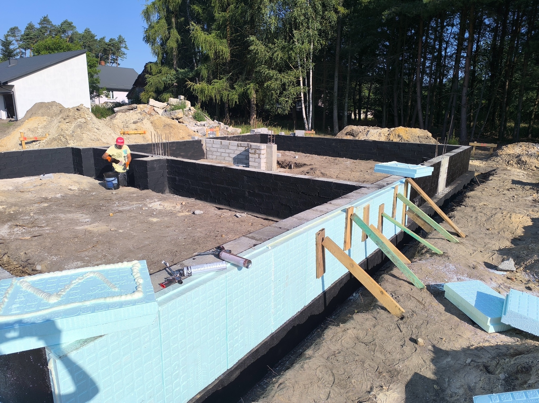 Budowa domów, wykonywanie prac żelbetowych, płyty fundamentowe, stropy klatki schodowe