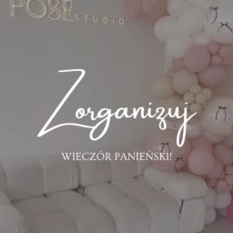 POSE STUDIO - Pastelowa dekoracja balonowa w studio Pose, zapraszająca do organizacji wieczoru panieńskiego. Biała sofa i logo studia w tle.