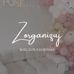Pastelowa dekoracja balonowa w studio Pose, zapraszająca do organizacji wieczoru panieńskiego. Biała sofa i logo studia w tle.