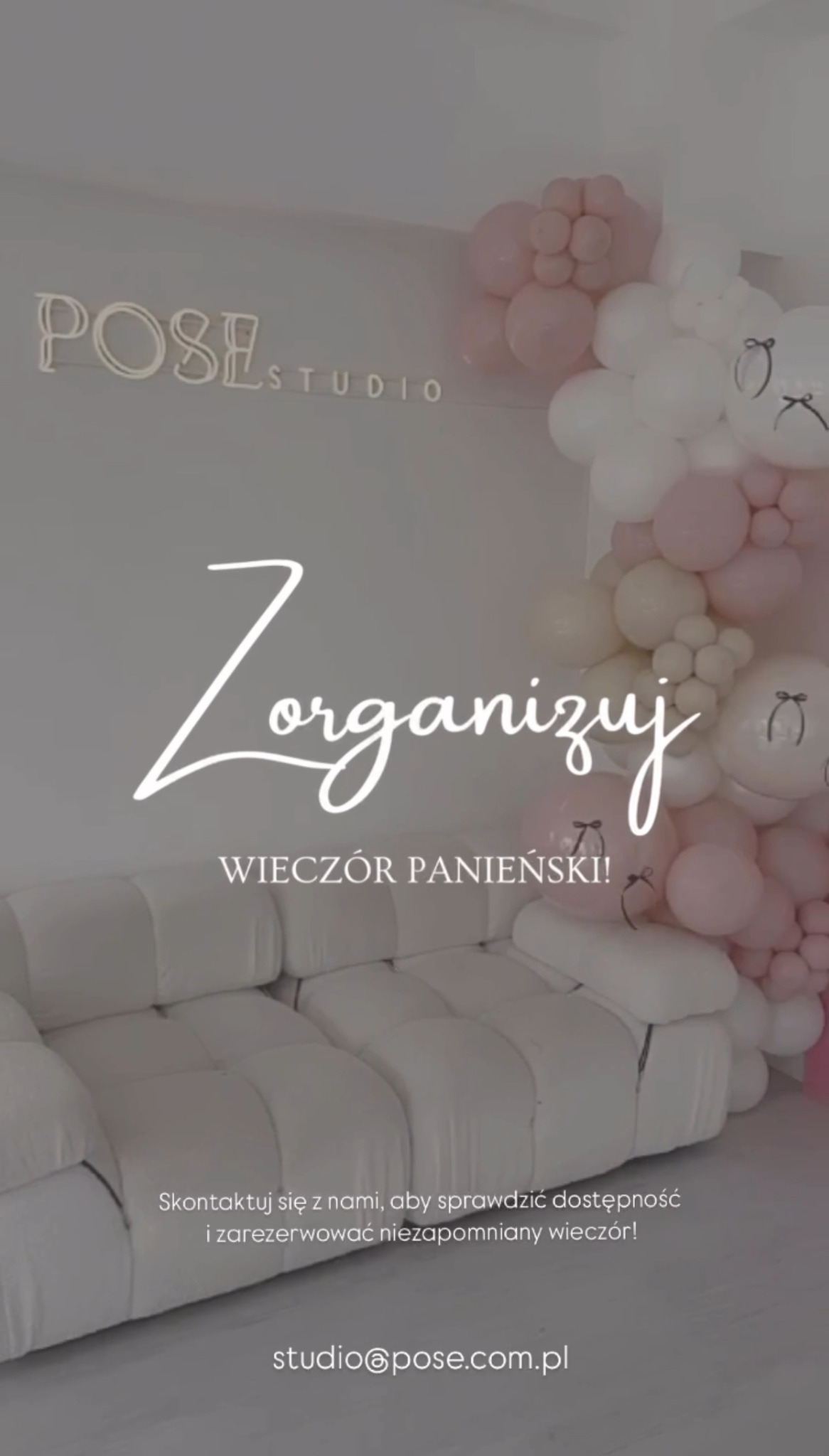Pastelowa dekoracja balonowa w studio Pose, zapraszająca do organizacji wieczoru panieńskiego. Biała sofa i logo studia w tle.